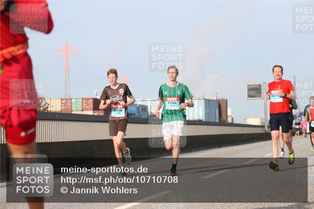 03.10.2026 - Köhlbrandbrückenlauf Jannik Wohlers http://msf.ph/oto/10710708 03.10.2026 09:45:12 Position 3 1936, 1588, 2223 meine-sportfotos.de