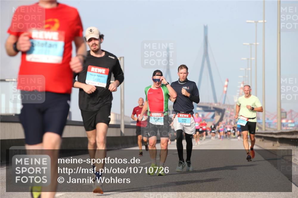 03.10.2026 - Köhlbrandbrückenlauf Jannik Wohlers http://msf.ph/oto/10710726 03.10.2026 09:45:14 Position 3 2137, 1479, 3798 meine-sportfotos.de