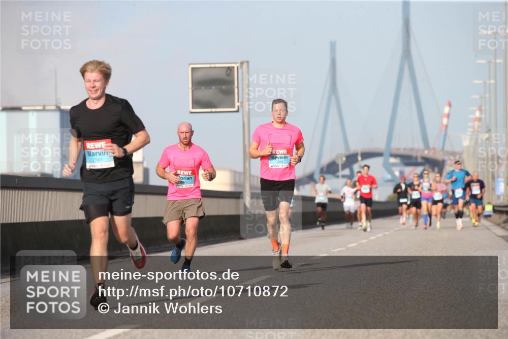 03.10.2026 - Köhlbrandbrückenlauf Jannik Wohlers http://msf.ph/oto/10710872 03.10.2026 09:45:28 Position 3 2044, 1941 meine-sportfotos.de