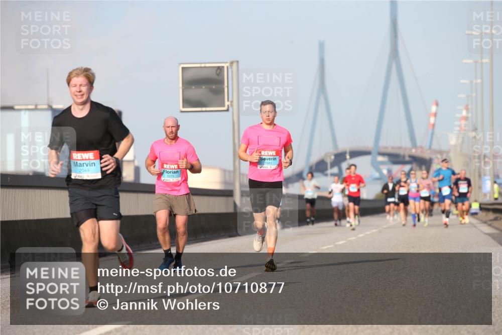 03.10.2026 - Köhlbrandbrückenlauf Jannik Wohlers http://msf.ph/oto/10710877 03.10.2026 09:45:28 Position 3 2044, 2275, 1941 meine-sportfotos.de