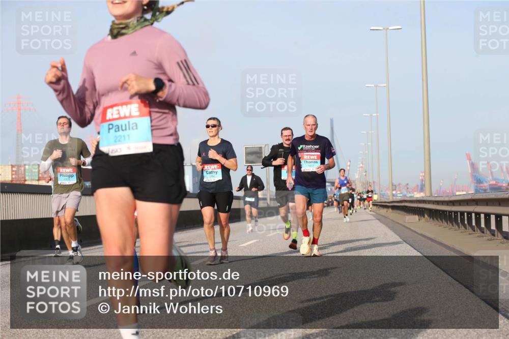 03.10.2026 - Köhlbrandbrückenlauf Jannik Wohlers http://msf.ph/oto/10710969 03.10.2026 09:45:49 Position 3 2322, 2211, 1952, 1427 meine-sportfotos.de