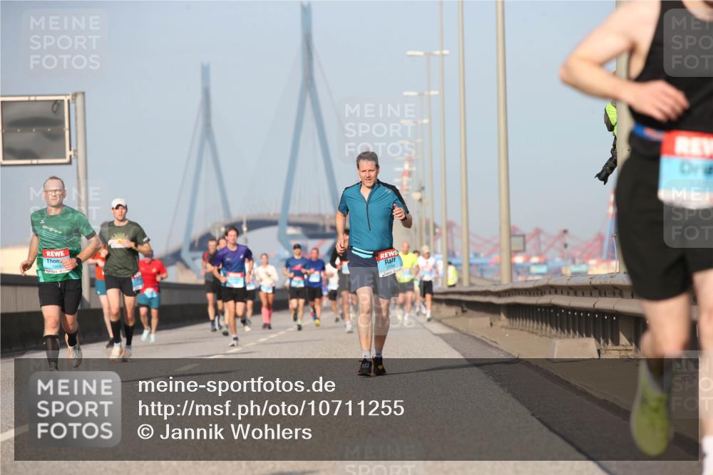03.10.2026 - Köhlbrandbrückenlauf Jannik Wohlers http://msf.ph/oto/10711255 03.10.2026 09:46:23 Position 3 1054, 2254 meine-sportfotos.de