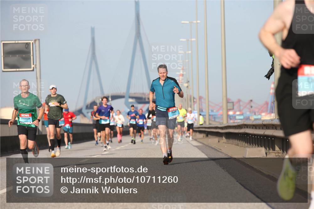 03.10.2026 - Köhlbrandbrückenlauf Jannik Wohlers http://msf.ph/oto/10711260 03.10.2026 09:46:23 Position 3 1054, 2254 meine-sportfotos.de