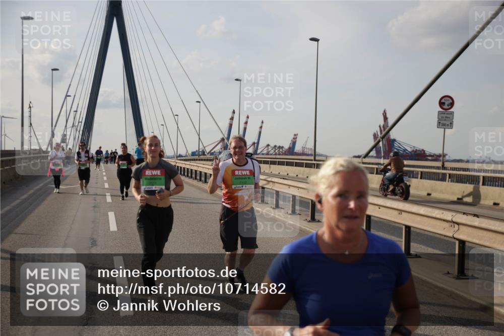 03.10.2026 - Köhlbrandbrückenlauf Jannik Wohlers http://msf.ph/oto/10714582 03.10.2026 16:10:36 Position 2 7111, 7112, 300 meine-sportfotos.de