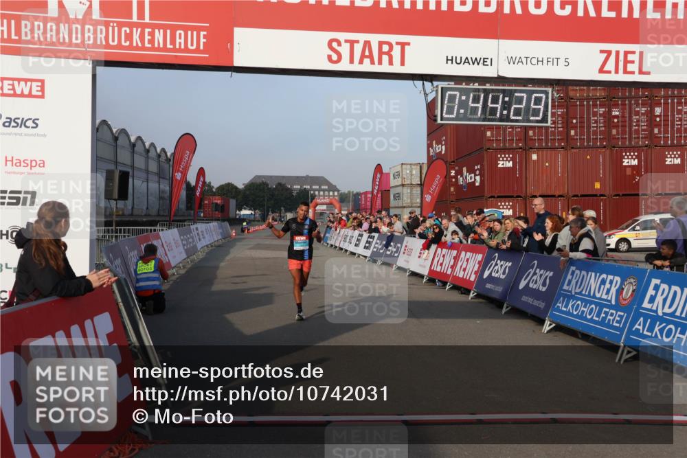 03.10.2026 - Köhlbrandbrückenlauf Mo-Foto http://msf.ph/oto/10742031 03.10.2026 09:45:21 Ziel 7, 5, 0, 98, 29, 1263 meine-sportfotos.de