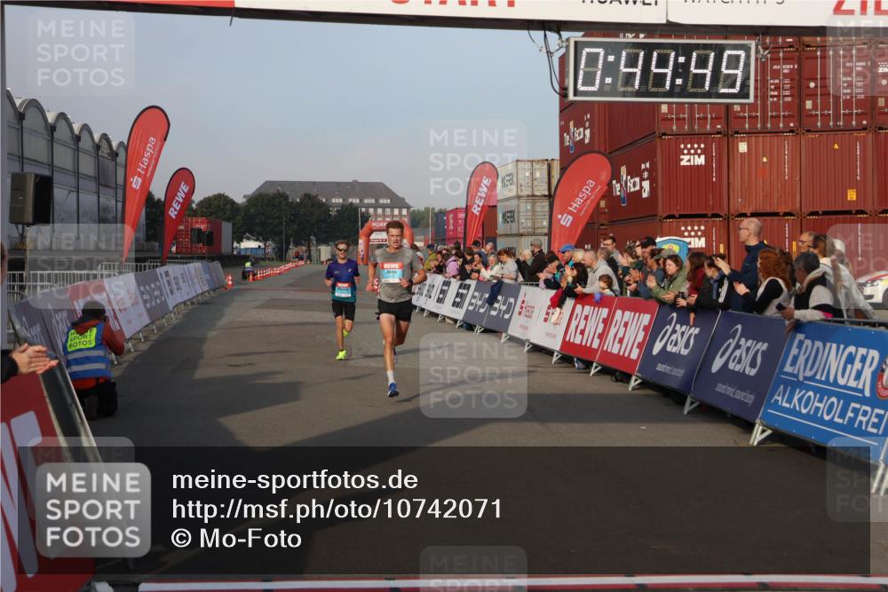 03.10.2026 - Köhlbrandbrückenlauf Mo-Foto http://msf.ph/oto/10742071 03.10.2026 09:45:42 Ziel 0, 49, 49, 2102, 2111 meine-sportfotos.de
