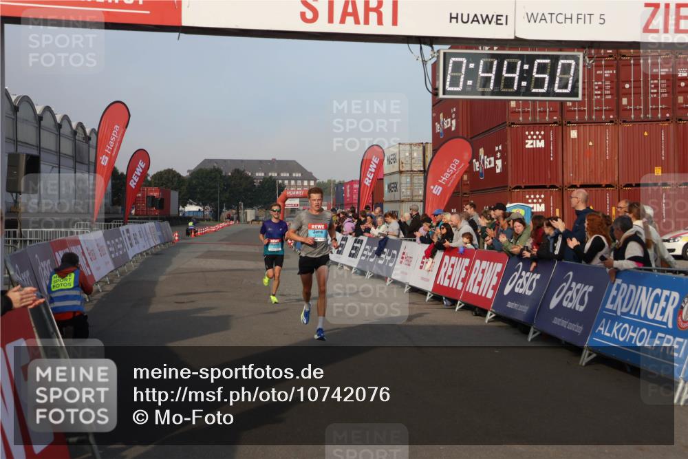 03.10.2026 - Köhlbrandbrückenlauf Mo-Foto http://msf.ph/oto/10742076 03.10.2026 09:45:42 Ziel 5, 0, 49, 58, 2102, 2111 meine-sportfotos.de