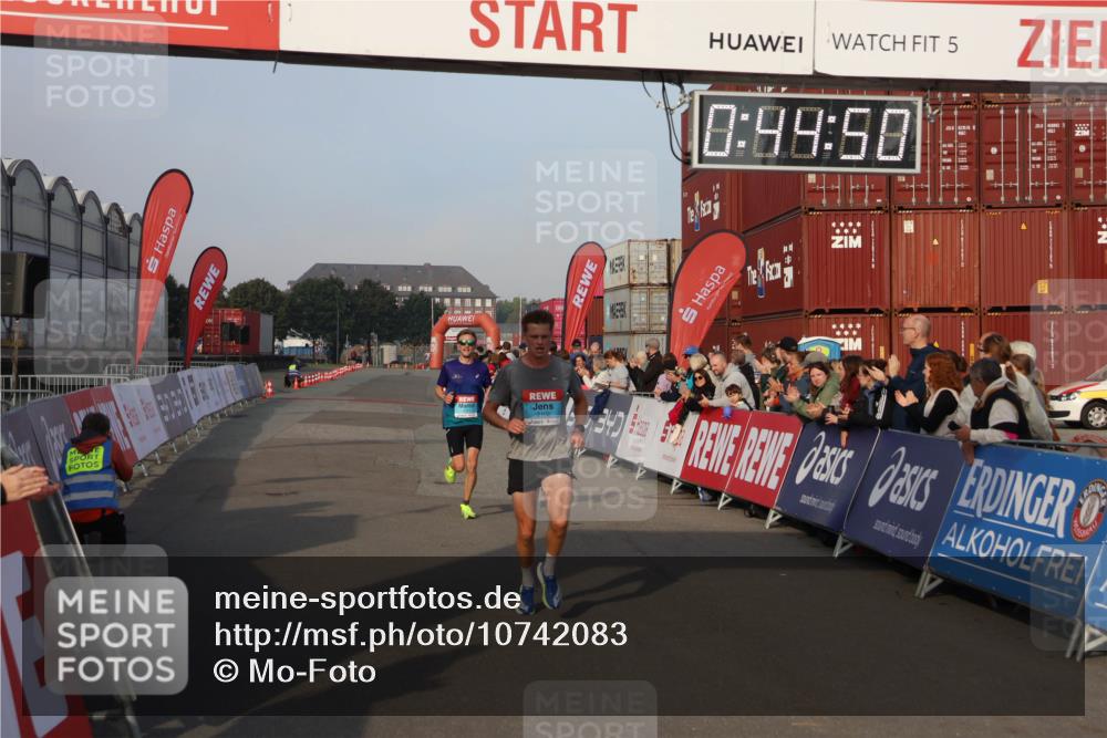 03.10.2026 - Köhlbrandbrückenlauf Mo-Foto http://msf.ph/oto/10742083 03.10.2026 09:45:43 Ziel 2102, 5, 0, 99, 50, 2102, 2111 meine-sportfotos.de