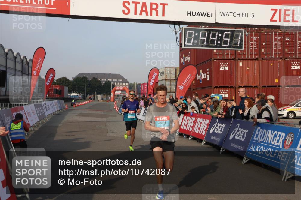 03.10.2026 - Köhlbrandbrückenlauf Mo-Foto http://msf.ph/oto/10742087 03.10.2026 09:45:43 Ziel 5, 0, 99, 58, 2102, 2102, 2111 meine-sportfotos.de