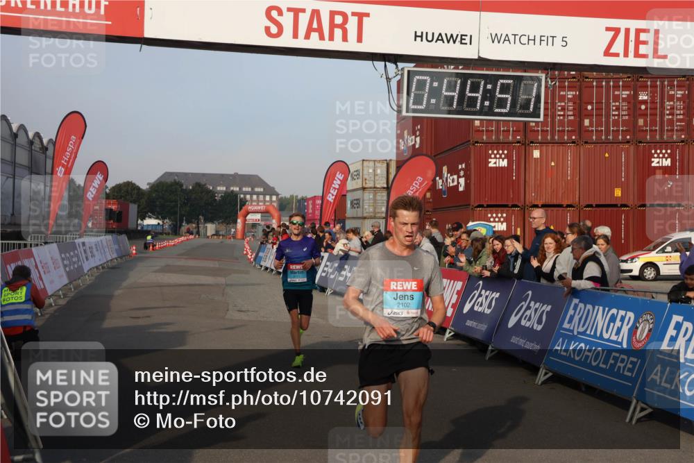 03.10.2026 - Köhlbrandbrückenlauf Mo-Foto http://msf.ph/oto/10742091 03.10.2026 09:45:44 Ziel 5, 0, 99, 58, 2111, 2102, 2102, 2111 meine-sportfotos.de
