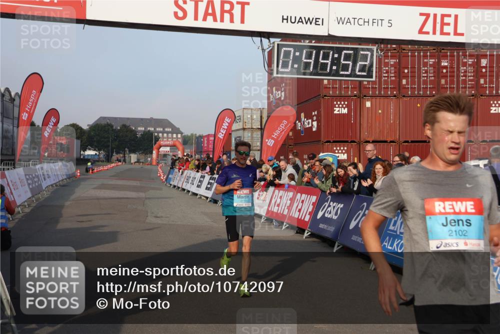 03.10.2026 - Köhlbrandbrückenlauf Mo-Foto http://msf.ph/oto/10742097 03.10.2026 09:45:45 Ziel 5, 0, 99, 52, 2111, 2102, 2102, 2111 meine-sportfotos.de