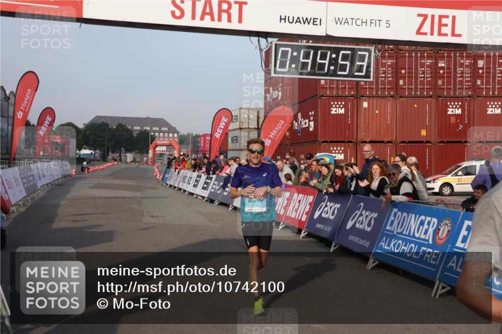 03.10.2026 - Köhlbrandbrückenlauf Mo-Foto http://msf.ph/oto/10742100 03.10.2026 09:45:45 Ziel 5, 0, 99, 58, 2111, 2102, 2111 meine-sportfotos.de