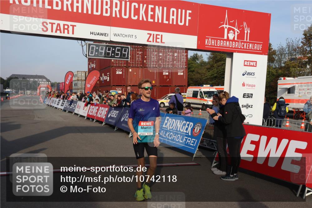03.10.2026 - Köhlbrandbrückenlauf Mo-Foto http://msf.ph/oto/10742118 03.10.2026 09:45:47 Ziel 5, 0, 99, 59, 2111, 5, 2102, 2111 meine-sportfotos.de