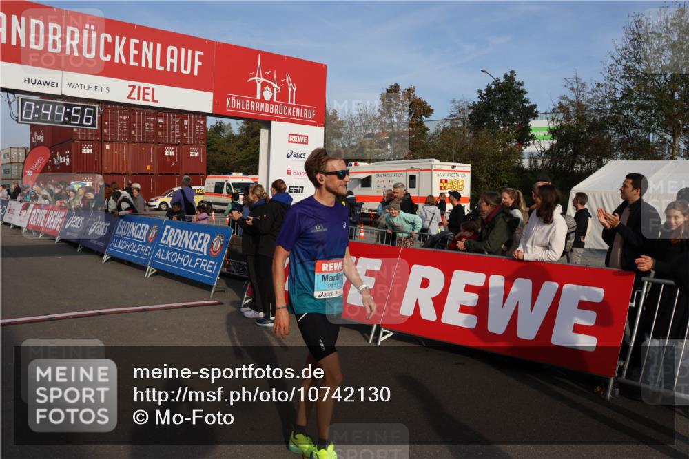 03.10.2026 - Köhlbrandbrückenlauf Mo-Foto http://msf.ph/oto/10742130 03.10.2026 09:45:48 Ziel 5, 0, 99, 56, 2111, 2102, 2111 meine-sportfotos.de