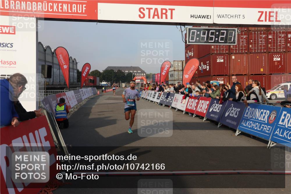 03.10.2026 - Köhlbrandbrückenlauf Mo-Foto http://msf.ph/oto/10742166 03.10.2026 09:46:13 Ziel 5, 6926, 0, 85, 28, 1063 meine-sportfotos.de