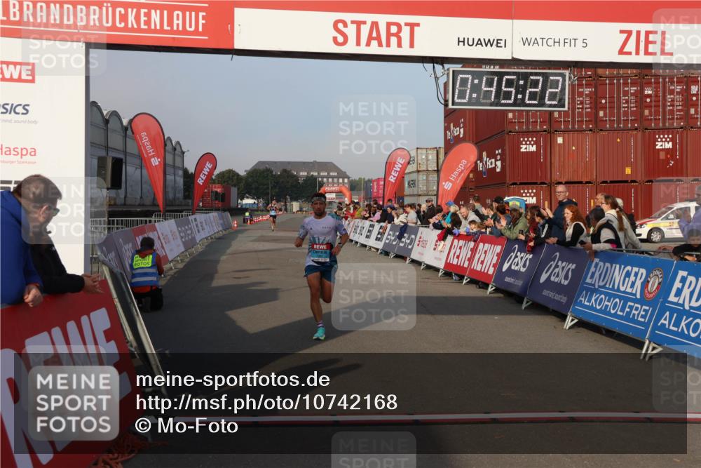 03.10.2026 - Köhlbrandbrückenlauf Mo-Foto http://msf.ph/oto/10742168 03.10.2026 09:46:14 Ziel 5, 10, 95, 22, 1063 meine-sportfotos.de