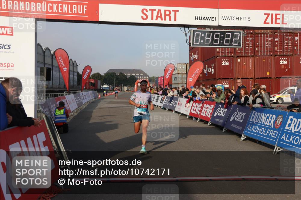 03.10.2026 - Köhlbrandbrückenlauf Mo-Foto http://msf.ph/oto/10742171 03.10.2026 09:46:14 Ziel 5, 6926, 0, 85, 82, 1063, 1063 meine-sportfotos.de