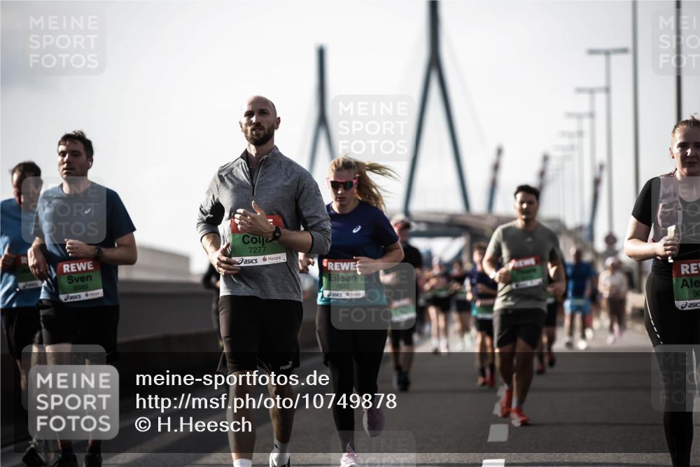 03.10.2026 - Köhlbrandbrückenlauf H.Heesch http://msf.ph/oto/10749878 03.10.2026 16:07:40 Position 3 7277, 8889, 7622, 90 meine-sportfotos.de