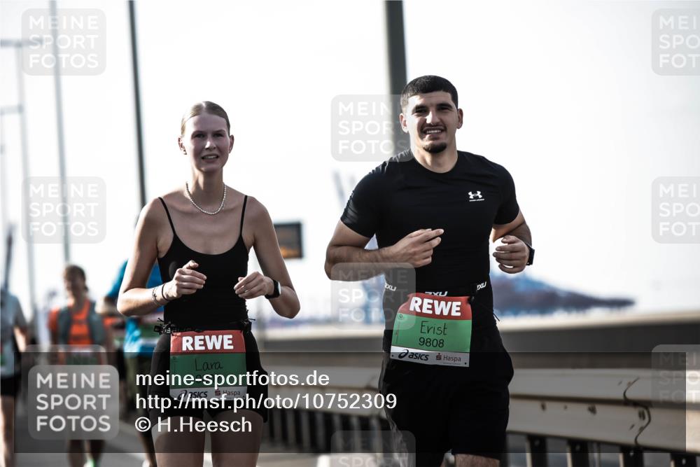 03.10.2026 - Köhlbrandbrückenlauf H.Heesch http://msf.ph/oto/10752309 03.10.2026 16:15:28 Position 3 9807, 9808 meine-sportfotos.de