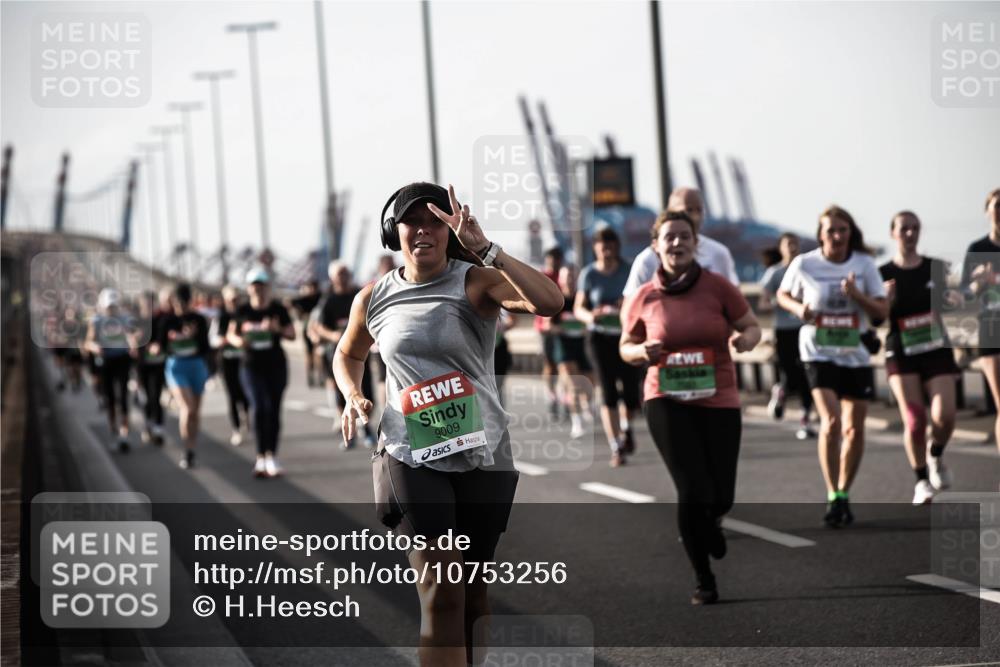 03.10.2026 - Köhlbrandbrückenlauf H.Heesch http://msf.ph/oto/10753256 03.10.2026 16:10:34 Position 3 9009 meine-sportfotos.de
