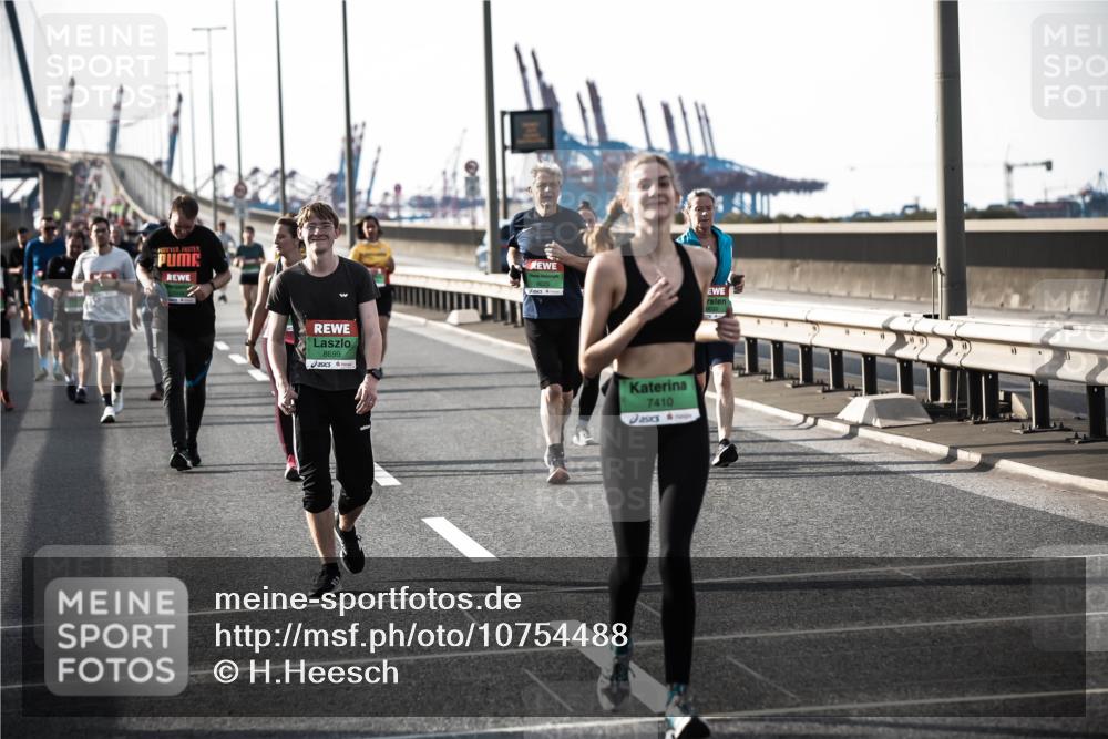 03.10.2026 - Köhlbrandbrückenlauf H.Heesch http://msf.ph/oto/10754488 03.10.2026 16:16:23 Position 3 8699, 7410 meine-sportfotos.de
