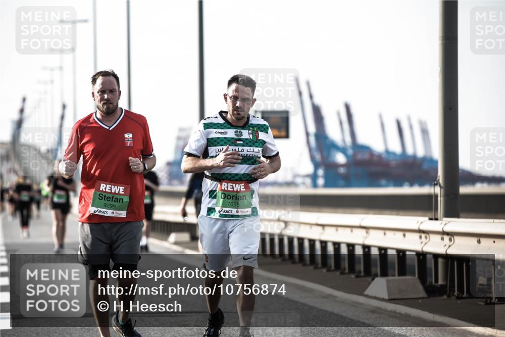 03.10.2026 - Köhlbrandbrückenlauf H.Heesch http://msf.ph/oto/10756874 03.10.2026 16:17:56 Position 3 9299, 7095 meine-sportfotos.de