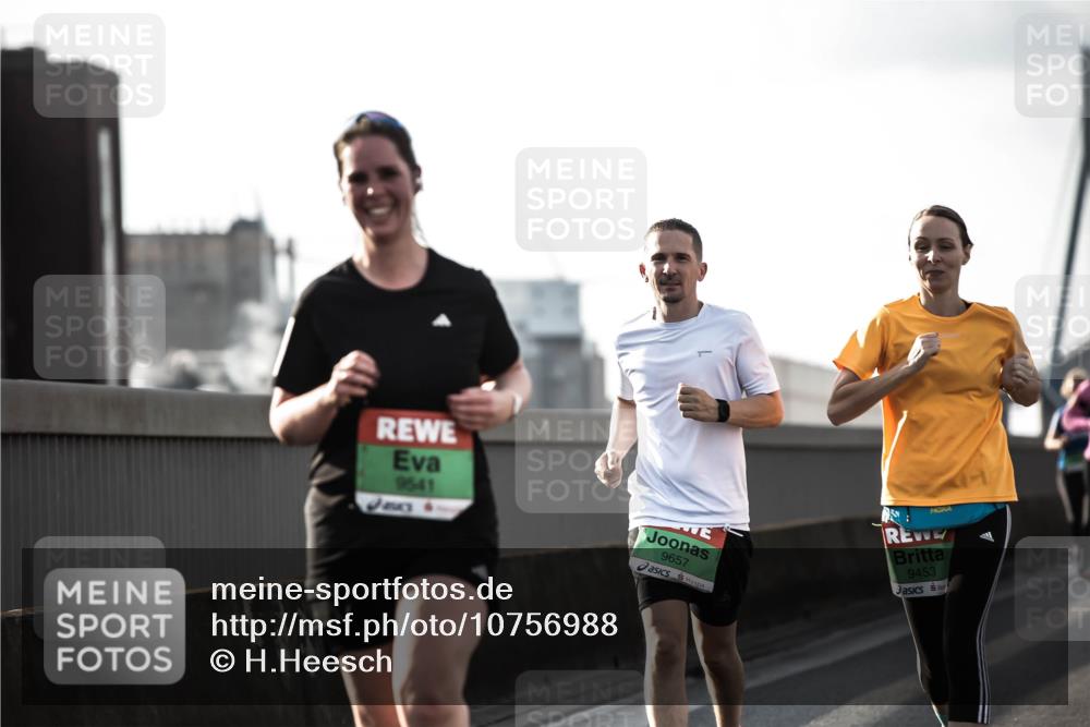 03.10.2026 - Köhlbrandbrückenlauf H.Heesch http://msf.ph/oto/10756988 03.10.2026 16:18:00 Position 3 9541, 9657, 9453 meine-sportfotos.de
