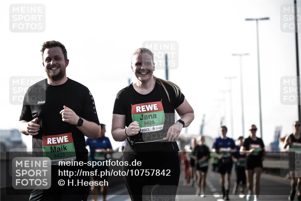 03.10.2026 - Köhlbrandbrückenlauf H.Heesch http://msf.ph/oto/10757842 03.10.2026 16:18:38 Position 3 9423, 9429 meine-sportfotos.de