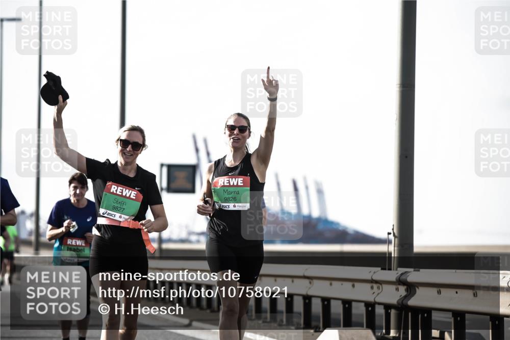03.10.2026 - Köhlbrandbrückenlauf H.Heesch http://msf.ph/oto/10758021 03.10.2026 16:18:42 Position 3 9827, 9826 meine-sportfotos.de