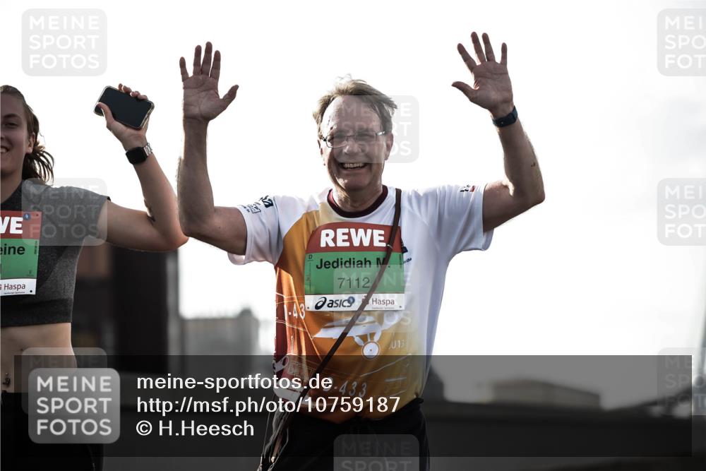 03.10.2026 - Köhlbrandbrückenlauf H.Heesch http://msf.ph/oto/10759187 03.10.2026 16:19:01 Position 3 43, 7112, 433, 13 meine-sportfotos.de