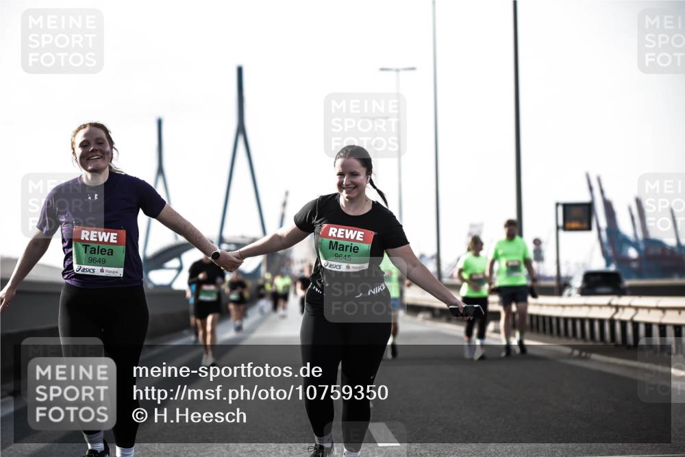 03.10.2026 - Köhlbrandbrückenlauf H.Heesch http://msf.ph/oto/10759350 03.10.2026 16:19:04 Position 3 9649, 9645 meine-sportfotos.de