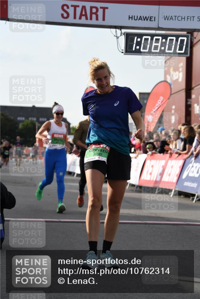 03.10.2026 - Köhlbrandbrückenlauf LenaG. http://msf.ph/oto/10762314 03.10.2026 16:08:01 Ziel 8290, 8305, 8571, 9710, 9809 meine-sportfotos.de