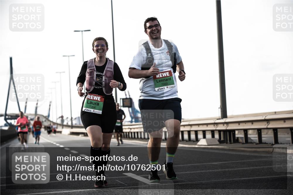 03.10.2026 - Köhlbrandbrückenlauf H.Heesch http://msf.ph/oto/10762501 03.10.2026 16:21:49 Position 3 7060, 7064 meine-sportfotos.de