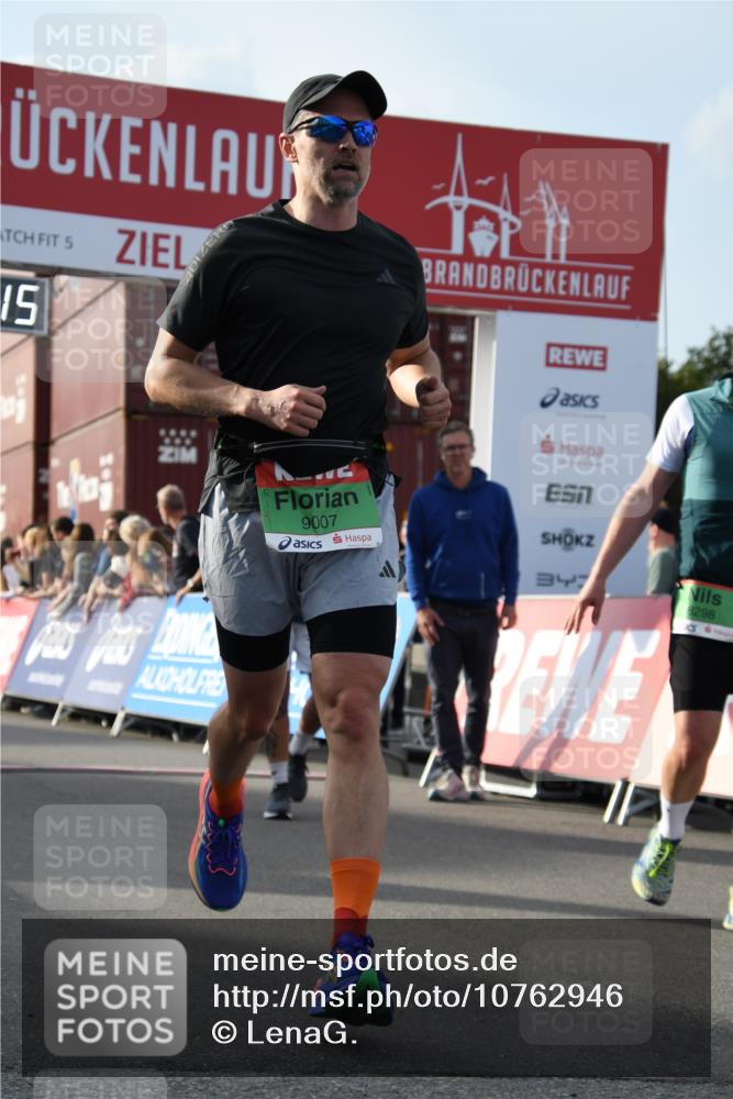 03.10.2026 - Köhlbrandbrückenlauf LenaG. http://msf.ph/oto/10762946 03.10.2026 16:11:16 Ziel 8298, 8441, 9007, 9047 meine-sportfotos.de