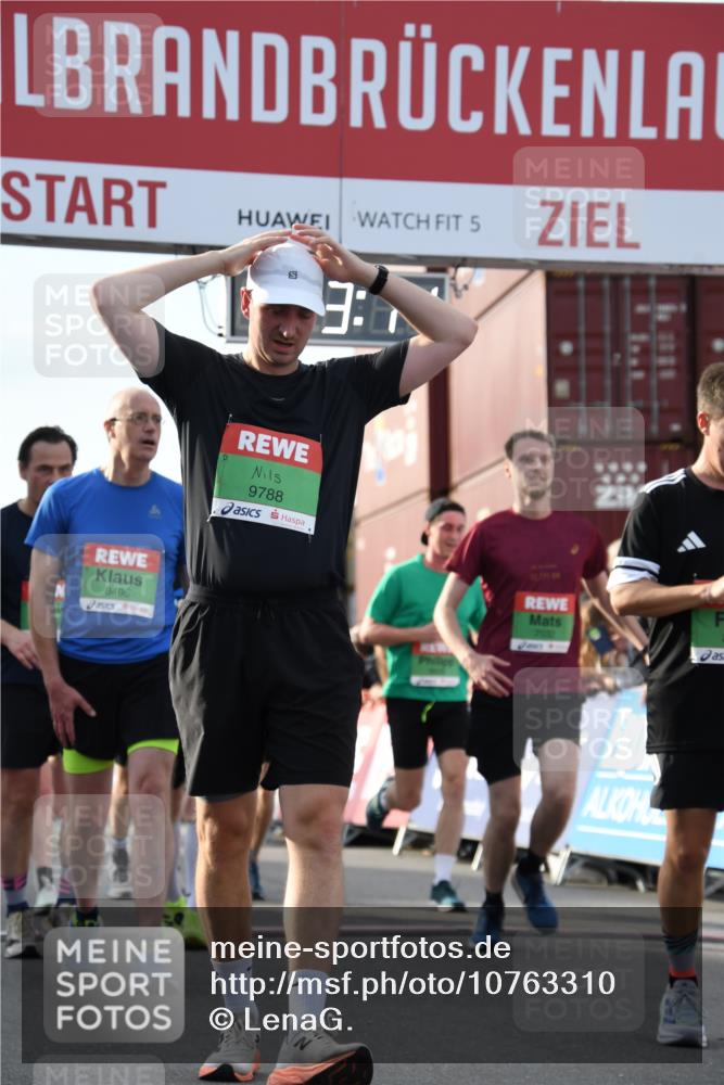 03.10.2026 - Köhlbrandbrückenlauf LenaG. http://msf.ph/oto/10763310 03.10.2026 16:13:11 Ziel 7032, 7548, 7654, 8169, 8287, 8495, 8514, 8533, 8604, 8963, 8964, 9515, 9539, 9580, 9688, 9716, 9767, 9788 meine-sportfotos.de