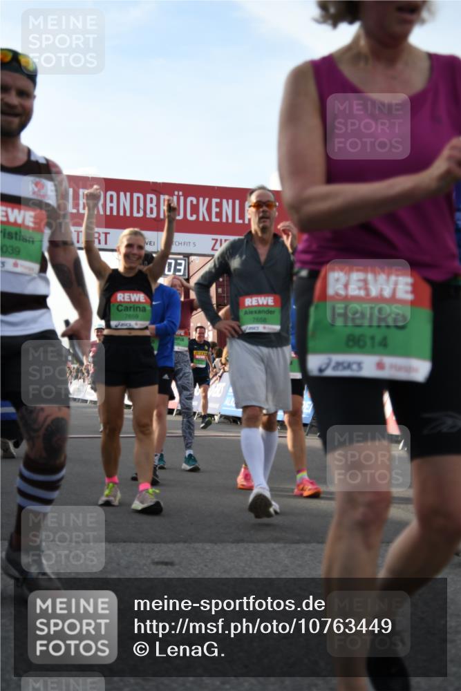03.10.2026 - Köhlbrandbrückenlauf LenaG. http://msf.ph/oto/10763449 03.10.2026 16:17:04 Ziel 7056, 7570, 7658, 7659, 8442, 8467, 8614, 8675, 8706, 8734, 8775, 8904, 9039, 9055, 9128, 9164, 9165, 9321 meine-sportfotos.de