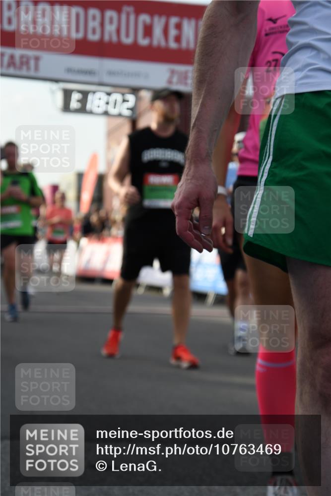 03.10.2026 - Köhlbrandbrückenlauf LenaG. http://msf.ph/oto/10763469 03.10.2026 16:18:02 Ziel 7170, 7775, 7785, 7946, 7983, 8521, 8612, 8776, 8985, 9244, 9470, 9802 meine-sportfotos.de
