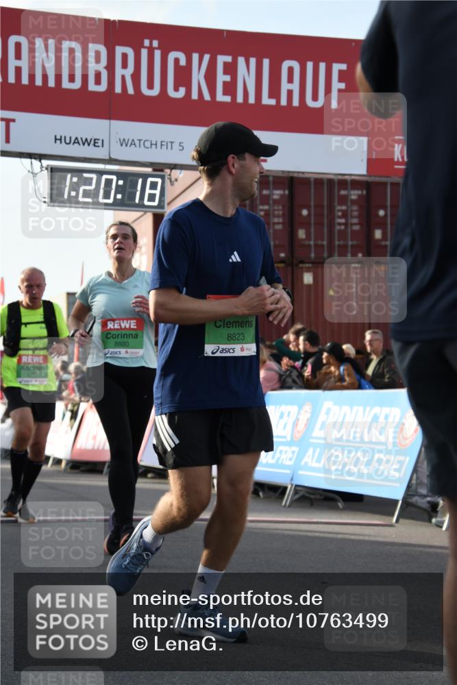 03.10.2026 - Köhlbrandbrückenlauf LenaG. http://msf.ph/oto/10763499 03.10.2026 16:20:19 Ziel 7249, 7621, 8020, 8823, 8824, 8880, 9600 meine-sportfotos.de