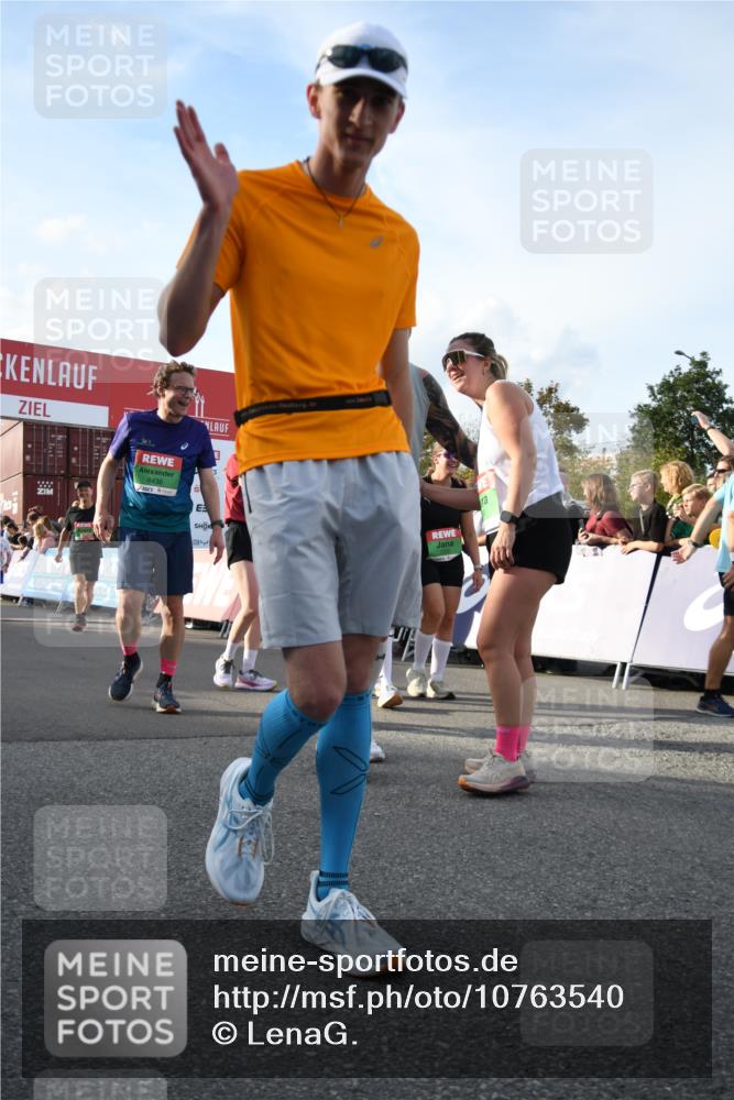 03.10.2026 - Köhlbrandbrückenlauf LenaG. http://msf.ph/oto/10763540 03.10.2026 16:22:20 Ziel 7134, 7140, 7141, 7156, 7200, 7201, 7485, 7487, 7891, 7926, 7944, 8436, 8591, 8695, 9014, 9015, 9245, 9307, 9309, 9310, 9346, 9392, 9474, 9691 meine-sportfotos.de