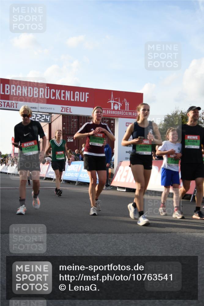 03.10.2026 - Köhlbrandbrückenlauf LenaG. http://msf.ph/oto/10763541 03.10.2026 16:22:25 Ziel 7140, 7141, 7200, 7201, 7229, 7485, 7486, 7891, 7944, 8436, 9014, 9015, 9021, 9245, 9346 meine-sportfotos.de