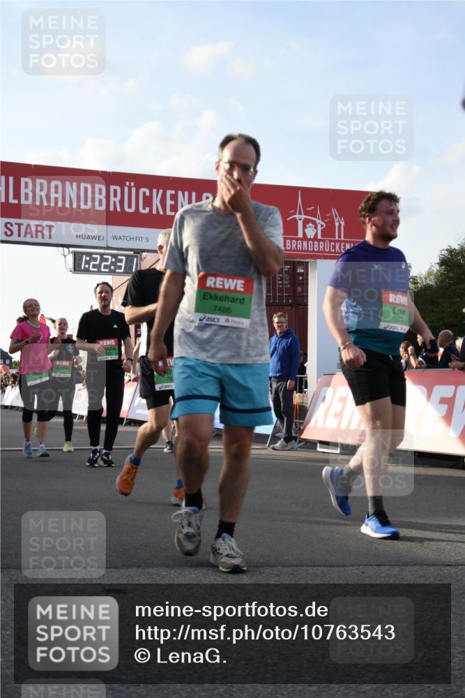 03.10.2026 - Köhlbrandbrückenlauf LenaG. http://msf.ph/oto/10763543 03.10.2026 16:22:32 Ziel 7229, 7486, 7819, 7890, 7891, 7944, 8474, 8504, 8639, 8983, 9021, 9178, 9347 meine-sportfotos.de