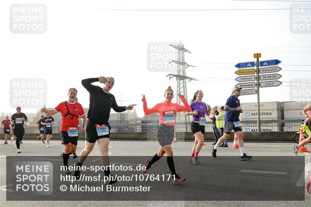 03.10.2026 - Köhlbrandbrückenlauf Michael Burmester http://msf.ph/oto/10764171 03.10.2026 09:16:30 Position 3 2602, 2601, 3 meine-sportfotos.de