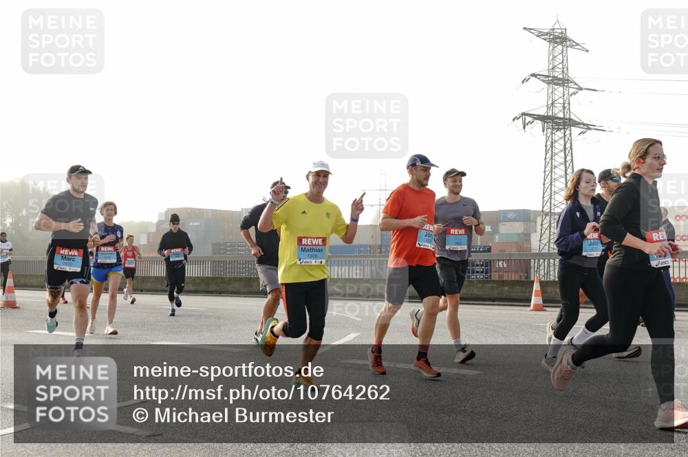 03.10.2026 - Köhlbrandbrückenlauf Michael Burmester http://msf.ph/oto/10764262 03.10.2026 09:16:56 Position 3 00, 2717, 2970, 1808 meine-sportfotos.de