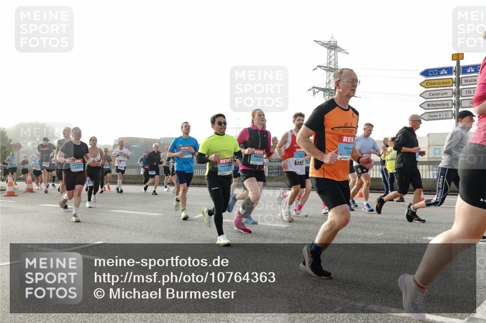 03.10.2026 - Köhlbrandbrückenlauf Michael Burmester http://msf.ph/oto/10764363 03.10.2026 09:17:18 Position 3 37, 2742, 2104, 3 meine-sportfotos.de