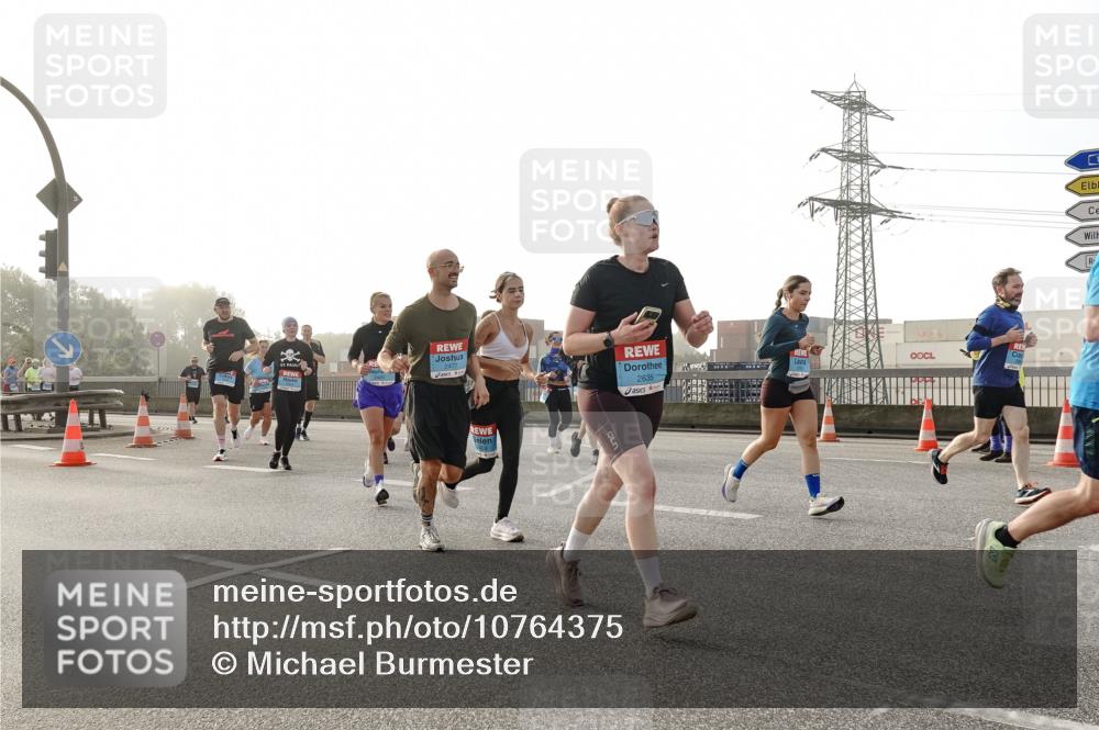 03.10.2026 - Köhlbrandbrückenlauf Michael Burmester http://msf.ph/oto/10764375 03.10.2026 09:17:19 Position 3 2477, 2635, 2403, 1 meine-sportfotos.de