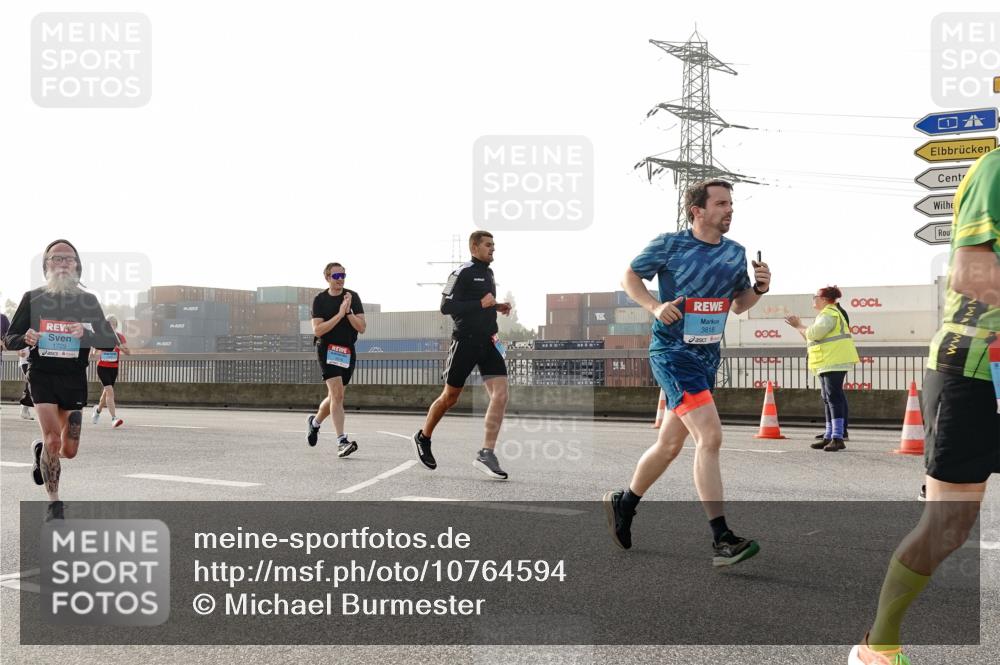 03.10.2026 - Köhlbrandbrückenlauf Michael Burmester http://msf.ph/oto/10764594 03.10.2026 09:17:55 Position 3 1729, 3818 meine-sportfotos.de
