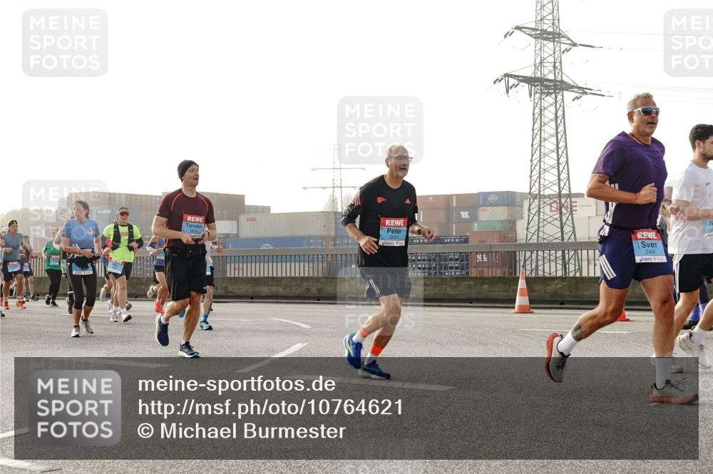 03.10.2026 - Köhlbrandbrückenlauf Michael Burmester http://msf.ph/oto/10764621 03.10.2026 09:18:00 Position 3 2614, 2651, 2404 meine-sportfotos.de
