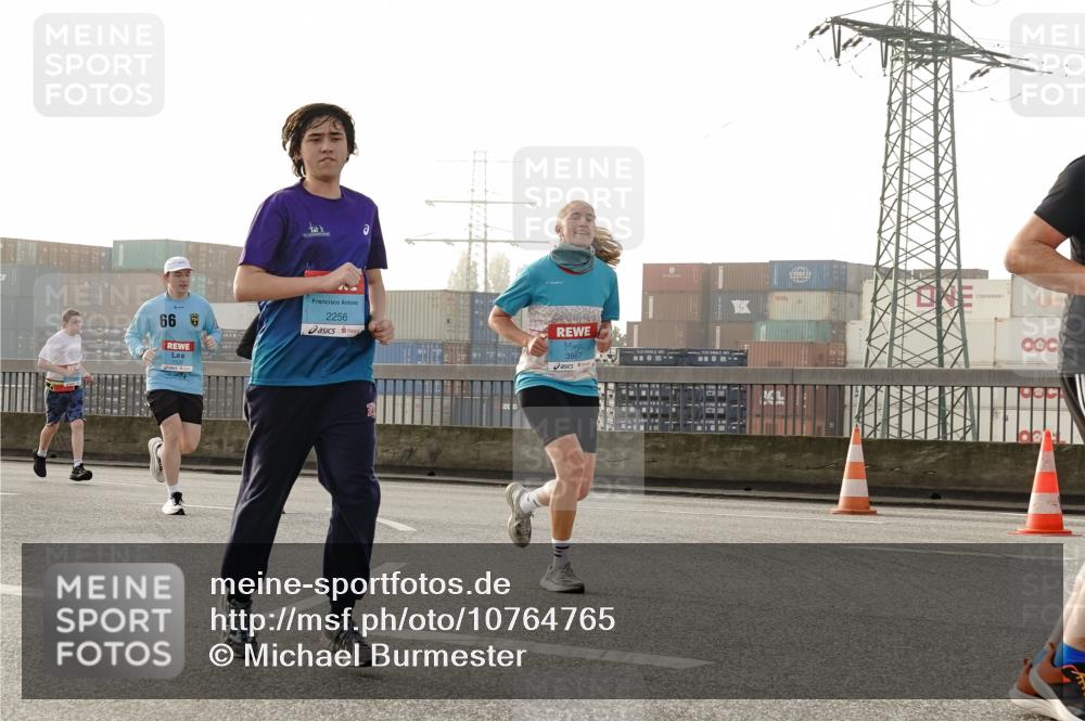 03.10.2026 - Köhlbrandbrückenlauf Michael Burmester http://msf.ph/oto/10764765 03.10.2026 09:18:24 Position 3 66, 2256, 3867 meine-sportfotos.de
