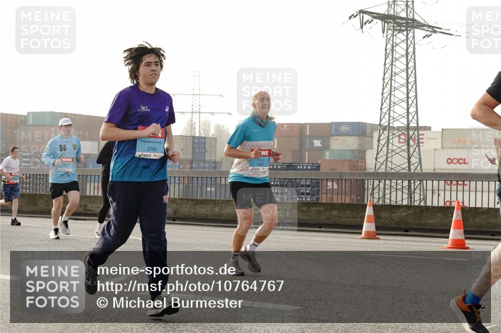 03.10.2026 - Köhlbrandbrückenlauf Michael Burmester http://msf.ph/oto/10764767 03.10.2026 09:18:24 Position 3 666, 2256, 3867 meine-sportfotos.de
