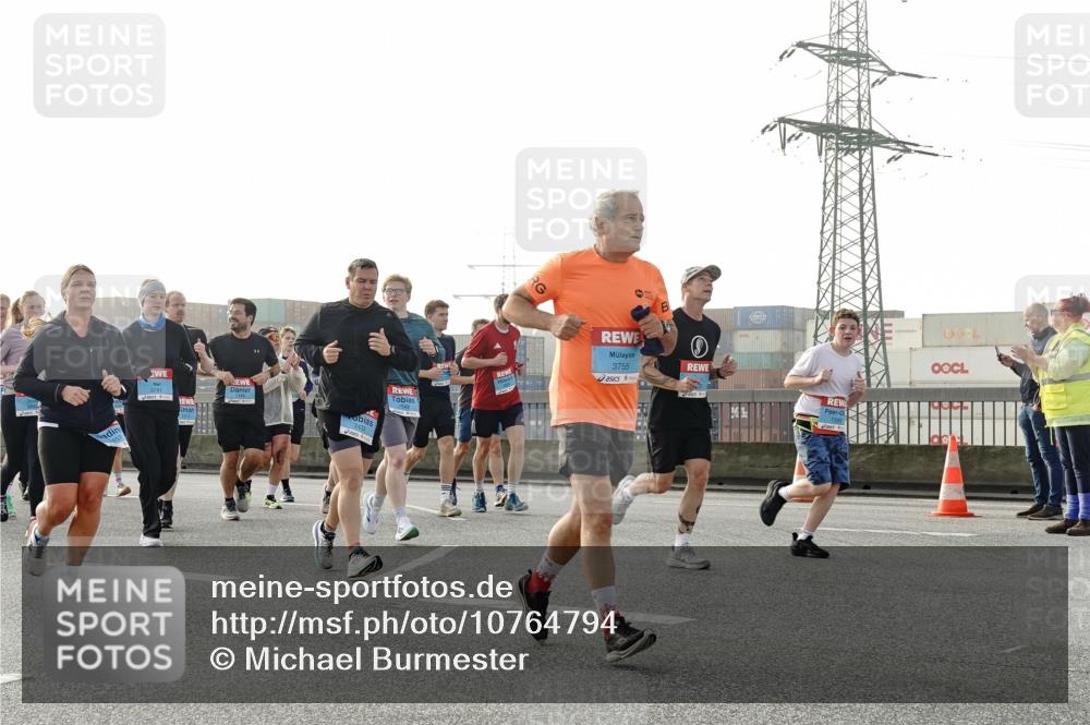 03.10.2026 - Köhlbrandbrückenlauf Michael Burmester http://msf.ph/oto/10764794 03.10.2026 09:18:28 Position 3 3741, 3755, 01 meine-sportfotos.de